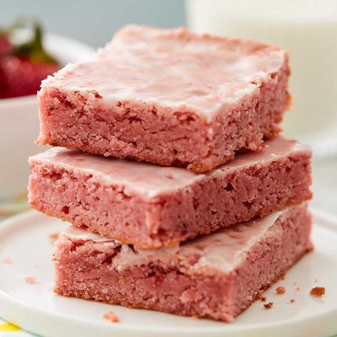 Strawberry Brownies Brownies Tiktok, Crusting Buttercream Frosting Recipe, Pink Brownies, Cookie Dessert Recipes, Strawberry Brownie, Pink Treats, Powdered Sugar Glaze, Pretzel Treats, Strawberry Brownies