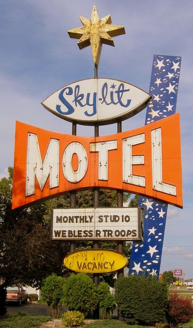 sky-lit motel - I so adore these retro signs - swoon… Old Motel, Old Neon Signs, Roadside America, Motel Sign, Retro Signage, Googie Architecture, Green Bay Wisconsin, Ghost Signs, Vintage Neon Signs