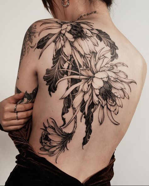 Body With Tattoos, Tato Maori, Floral Back Tattoos, Backpiece Tattoo, Back Piece Tattoo, Muster Tattoos, Geniale Tattoos, Back Tattoo Women, Black Ink Tattoos