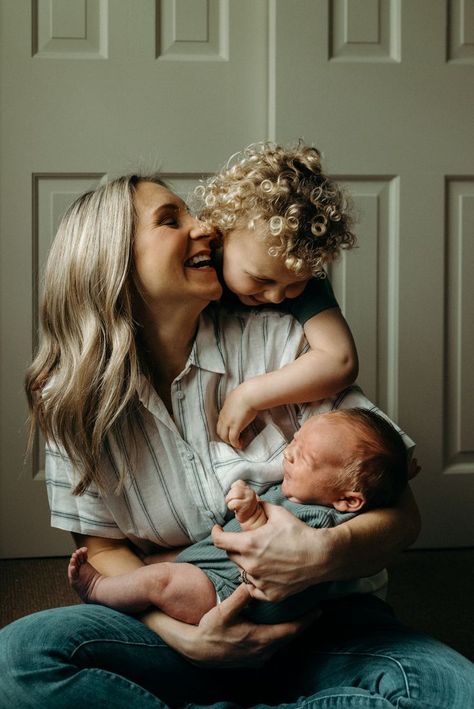 Lifestyle Family Photos, Newborn Family Pictures, Family Photos With Baby, Foto Newborn, Lifestyle Newborn Photos, Newborn Photography Boy, Newborn Family Photography, Newborn Family Photos, Sibling Photography