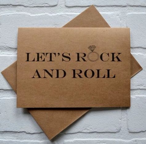 15 idées pour un mariage Rock and Roll' - Organisation du mariage - Forum Mariages.net Be My Groomsman Card, Groomsmen Cards, Wedding Card Quotes, Junior Groomsmen, Groomsman Card, Bridal Card, Funny Wedding Cards, Bridesmaid Funny, Rock N Roll Wedding