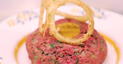 Le populaire steak tartare de Jean-François Piège - Le Point French Cuisine Recipes, Steak Tartare, Cuisine Recipes, Meatloaf, Le Point, Crochet Amigurumi, Steak, Food And Drink, Chef