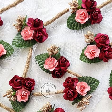 Buttonholes Wedding, Diy Boutonniere, Ribbon Flowers Bouquet, Wedding Flower Jewelry, Fabric Flower Pins, Family Flowers, Button Holes Wedding, Rose Boutonniere, Bridal Brooch Bouquet