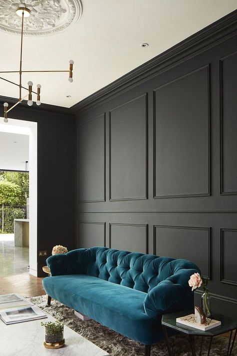 Blue Couch, 아파트 인테리어, Dark Interiors, Decor Minimalist, A Living Room, Black Walls, Front Room, Luxury Living Room, Living Design