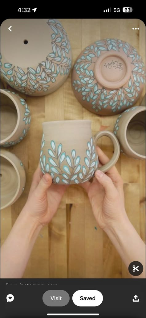 Diy Painting Ceramics, Carving Ceramics Ideas, Spring Ceramics Ideas, Pottery Painting Techniques, Ceramic Painting Ideas Mugs, Underglaze Painting On Pottery, Diy Pottery Painting Ideas, Cozy Home Library, Ceramic Cafe