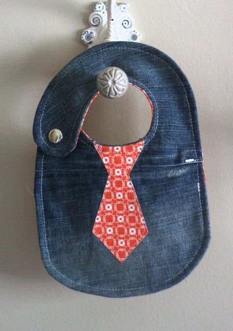 Återvinna Jeans, Perlengkapan Bayi Diy, Boy Bib, Costura Diy, Baby Sewing Projects, Recycled Jeans, Quilt Baby, Baby Projects, Denim Crafts