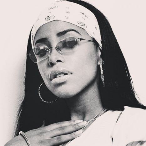 I loved the natural Aaliyah too, she was just as beautiful natural then when she was wearing a lot of makeup also 90s Aaliyah, Aaliyah 90s, Spring Outfit Women, 90s Womens Fashion Hip Hop, 90s Rnb, Stile Kylie Jenner, Looks Hip Hop, 00s Mode, Aaliyah Style