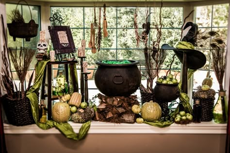 Halloween Store Display, Spooky Window, Halloween Window Display, Autumn Window Display, Spells Book, Window Display Retail, When Calls The Heart, Store Window Displays, Halloween Window