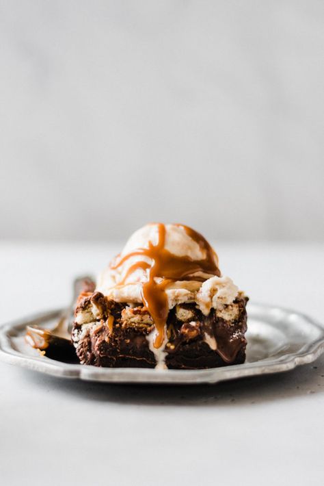 Hot Fudge Brownie Sundaes with Samoa Cookies and Caramel - Hot Fudge Brownie Sundaes are the ultimate summer treat! This dessert is made up of a layer of rich, fudgy brownies, a layer of easy homemade hot fudge and crushed samoa cookies, and served with a scoop of ice cream and a drizzle of homemade caramel sauce. #hotfudge #icecreamsundae #brownie #icecream #caramel #summerdessert #dessert #chocolate #homemadedessert #bluebowlrecipes | bluebowlrecipes.com Hot Brownie, Yogurt Bowls, Samoa Cookies, Vegan Peach, Homemade Hot Fudge, Scoop Of Ice Cream, Brownie Sundae, Peach Crisp, Homemade Caramel Sauce