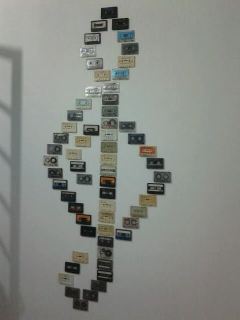 Old Cassette Tapes = Wall Art.                Gloucestershire Resource Centre http://www.grcltd.org/scrapstore/ Old Cassette Tapes, Wall Art Ideas Diy, Cassette Tape Crafts, Old Cassette, Tape Wall Art, Zimmer Diy, Tape Wall, Music Room Decor, Music Crafts