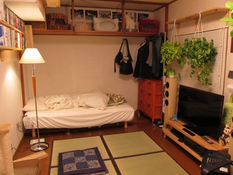 Tiny Apartment Japan, Japanese Tv Room, Asian Apartment Aesthetic, Tiny Room Aesthetic, Japan Studio Apartment, Japanese Tiny Apartment, Japan Aesthetic Room, Tiny Apartment Aesthetic, Japan Apartment Aesthetic