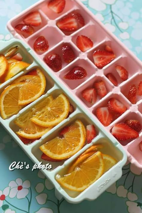 Orange & strawberry ice cubes. Gourmet Ice Cubes, Ice Lolly Recipes, Creative Ice Cubes, Fancy Ice Cubes, Fruit Ice Cubes, Flavored Ice Cubes, Fancy Ice, Fruit Infused Water Recipes, Brunch Cafe