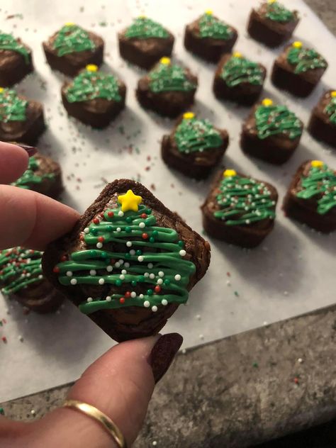 Christmas Brownies Decoration, Brownie Christmas, Christmas Brownie, Decorated Brownies, Christmas Tree Brownies, Mini Dessert Recipes, Christmas Brownies, Christmas Cookie Box, Xmas Desserts