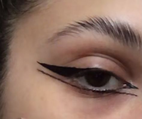 Graphic Eyeliner Under Eye, Eyeliner Under Eye, Creative Eyeliner, Funky Makeup, Graphic Makeup, Dope Makeup, Makeup Eye Looks, Creative Eye Makeup, Dark Makeup