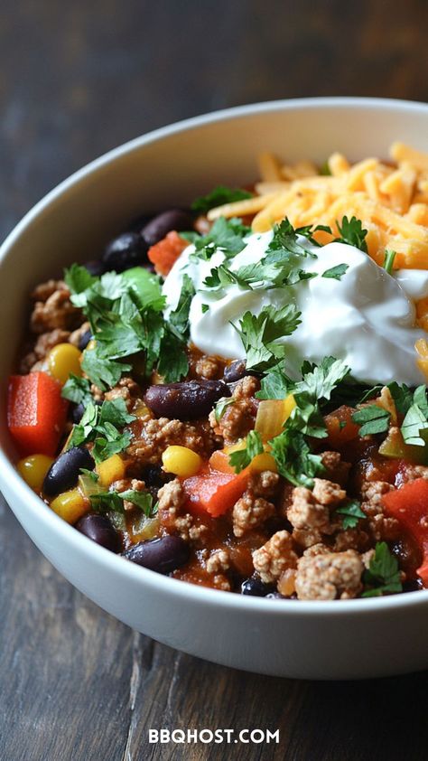 This high-protein turkey chili is loaded with lean turkey and beans for a flavorful meal that helps you build muscle. Enjoy this chili turkey recipe any time you're craving a hearty dish. Save for later and click through for 15 more recipes! Ground Turkey Chilli, Turkey And Beans, Chilli Healthy, Turkey Sweet Potato Chili, Turkey Chili Recipe Easy, Chili Turkey, White Bean Turkey Chili, Easy Turkey Chili, Turkey Chilli