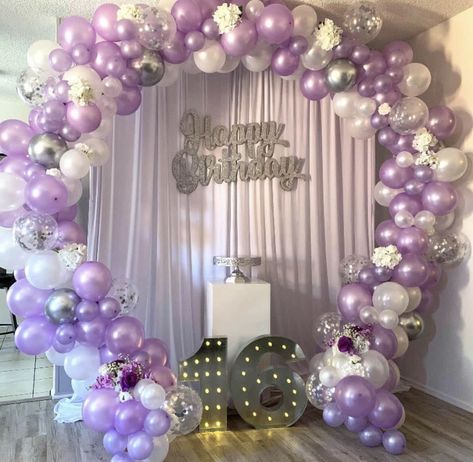 Easy Birthday Party Decorations, Butterfly Sweet 16, Sweet Sixteen Party Themes, Deco Violet, Purple Sweet 16, Sweet 16 Party Themes, Sweet 15 Party Ideas, Sweet 16 Party Decorations, Candy Theme Birthday Party