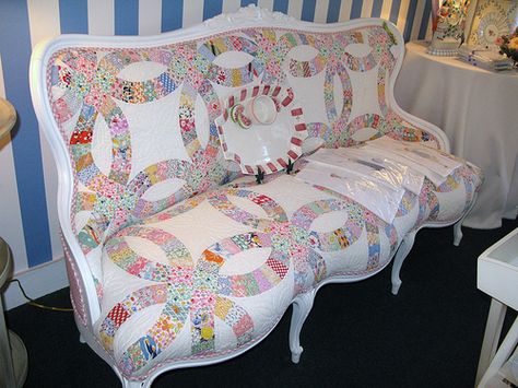 Double Wedding Ring quilt used to reupholster a sofa.  Patricia Wood and Company, Harbor Springs, Michigan. Quilt Sofa, Patchwork Furniture, Quilted Sofa, Harbor Springs, Modern Upholstery, Old Quilts, Funky Furniture, Shabby Vintage, Furniture Upholstery