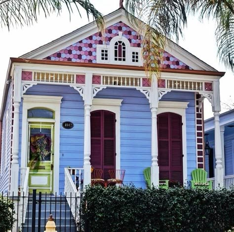 35 Shades Of The Rainbow In One Pretty City / I really want to check out New Orleans someday! Nola Painting, New Orleans Houses, Case Creole, Blue Houses, New Orleans Architecture, Paint Color Combos, Creole Cottage, House Paint Color Combination, Shotgun House