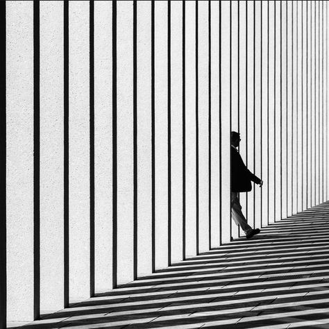 White Photo Wall, Foto Transfer, Black And White Photo Wall, Minimal Photography, Shadow Photography, Half Man, Bnw Photography, Minimalist Photography, Architectural Photography