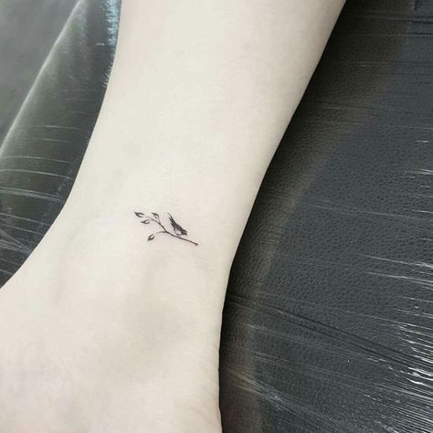 Bird Memory Tattoo, Dainty Robin Tattoo, Tiny Chickadee Tattoo, Bird Tattoos For Women Wrist, Small Wren Bird Tattoo, Robin Tattoo Small Simple, Robin Tattoos For Women, Tiny Robin Tattoo, Tiny Bird Tattoos For Women