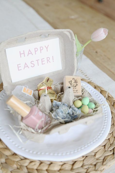 A quick and simple Easter egg carton DIY filled with treats for kids Simple Easter Baskets, Small Easter Gifts, Simple Easter Eggs, Creative Easter Baskets, Easter Gift Boxes, Easter Event, Chocolate Easter Bunny, Easter Presents, Easter Eggs Diy