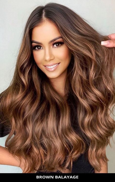 Style your hair with this trendy Brown Balayage ladies are getting this year! See what stylists are saying about this style and the rest of these 25 most stylish balayage brown hair colors for an easy new look. // Photo Credit: @vou_de_vermelho on Instagram Brown Hair Trends, Peinados Hair Styles, Beautiful Haircuts, Brown Hair Balayage, Brown Balayage, Ombré Hair, Hair Color Pink, Trendy Hair Color, Summer Hair Color