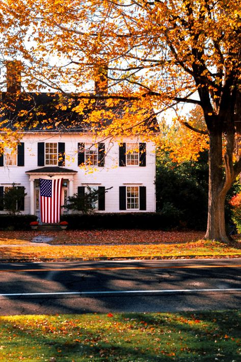 New England Colonial House, Nantucket Fall, Fall Apple Cider, Maine In The Fall, England Lifestyle, New England Prep, New England Colonial, Vermont Fall, New England Fall