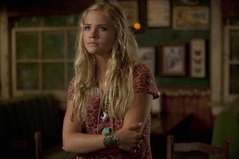 Willa in The Finder - love her bohemian hair! Maddie Hasson, The Finder, Florida Girl, Tv Fashion, Female Character Inspiration, Girls Characters, Loose Waves, Fav Celebs, Beach Hair