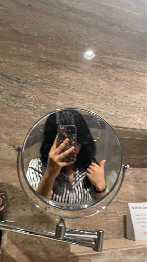 Security Mirror Selfie, Mirror Selfie Fake Snap, Mirror Selfie Girlie, Girl Mirror Sefile, Indian Girl Mirror Sefile, Mehndi Decoration Ideas At Home, Mehndi Decoration Ideas, Bff Night, Photos Ideas Instagram