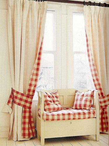 Love the curtains Cortinas Country, Country Bench, Deco Champetre, Cute Curtains, Red Cottage, Country Curtains, Country Homes, Shabby Chic Kitchen, Curtain Designs