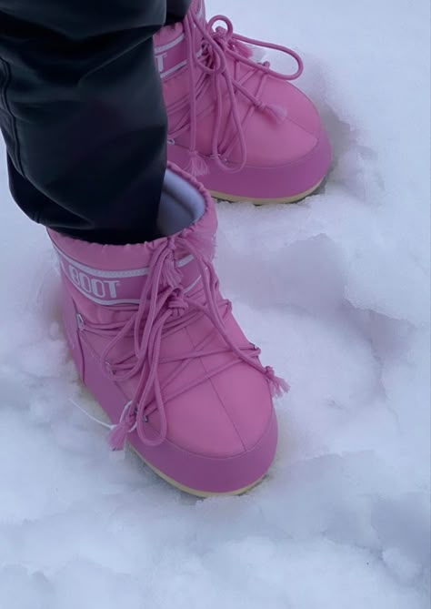 Pink Moon Boots, Moon Boots Outfit, Moon Boot, Pink Moon, Winter Girls, Moon Boots, Winter Fits, Streetwear Tshirt, Ski Trip