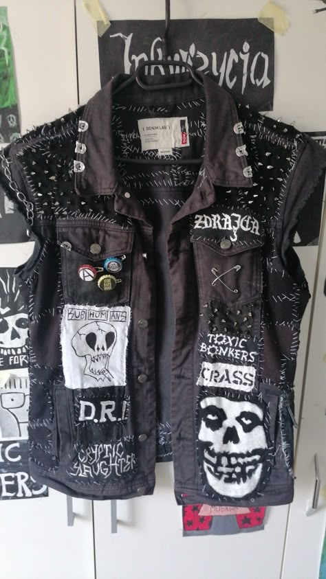 Punk Vest Diy, Crust Vest, Punk Vest, Battle Jackets, Punk Diy, Battle Vest, Punk Clothes, Punk Fashion Diy, Patch Ideas