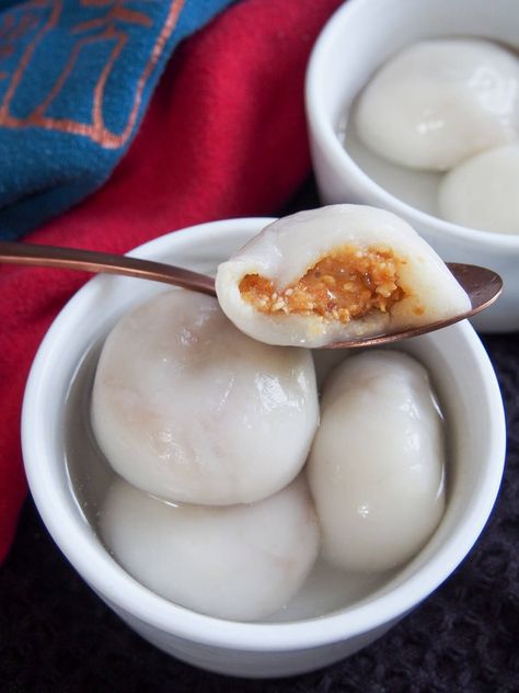 These Chinese sweet dumplings, tangyuan, are filled with a peanut mixture that's a wonderful contrast to the slightly gooey outside. They are traditionally served for the lantern festival but delicious enough to enjoy any time. Dumpling Recipe Easy, Dumplings Steamed, Chinese Dessert Recipe, Gluten Free Dumplings, Chinese Dumpling, Make Dumplings, Peach Dumplings, Sweet Dumplings, Chinese Dumplings