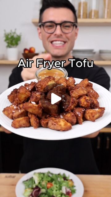 Airfryer Tofu, Tofu Air Fryer, Firm Tofu Recipes, Tofu Bites, Air Fryer Tofu, Plant Based School, I Am Hungry, Sriracha Mayo, Salads Bowls