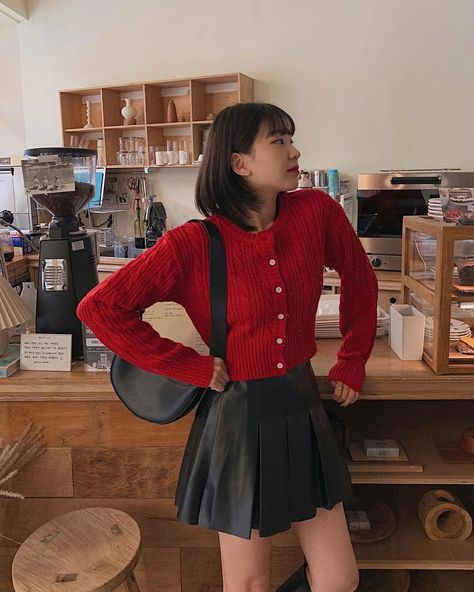 Red Cardigan Christmas Outfit, Red Cardigan Outfit Korean, Red Outfit Aesthetic Korean, Red Cardigan Outfit Winter, Red Cardigan Outfit Aesthetic, Red Outfit Korean, Korean Christmas Outfit, Red Vest Outfit, Red Cardigan Outfit