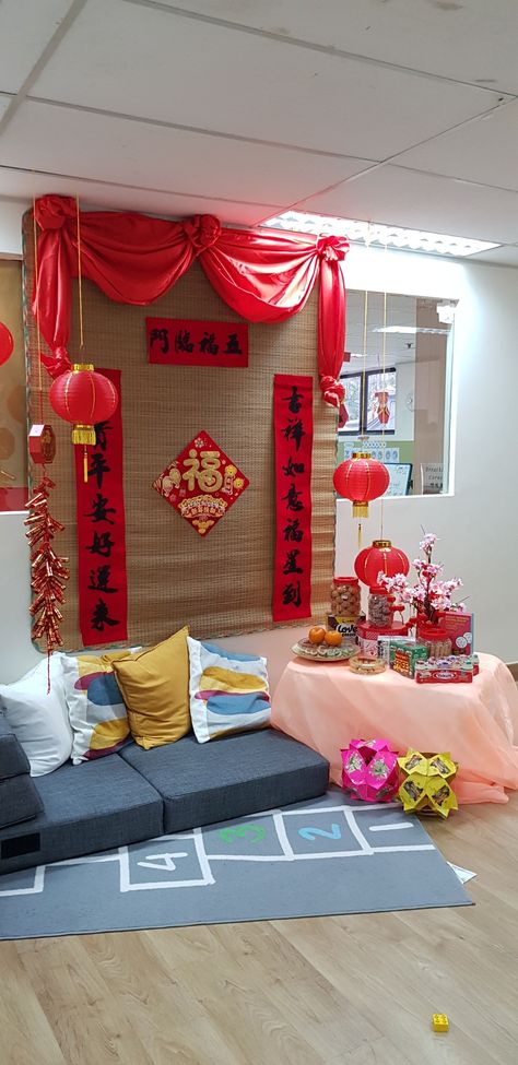 China Bulletin Board Ideas, Chinese Classroom Decorations, New Years Door Decorations Classroom, Chinese New Year Bulletin Board, Cny Decoration Ideas, Chinese New Year Classroom, New Year Classroom, School Decor Ideas, Reading Display