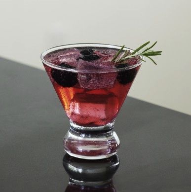 Parisien cocktail - Google Search 1910 Rosemary Cocktail, Mixology Drinks, Rose Drink, French Cocktails, Rosemary Syrup, Vodka Tonic, Rose Cocktail, Diy Cocktails, Unique Fruit