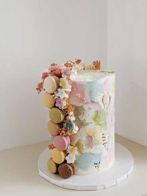 Macaron Theme Cake, Macaroon Cakes Birthday, Macarons On Cake Decoration, Macaron On Cake, Birthday Cakes With Macarons, Macaron Decorated Cake, Macaron Cake Decoration, Cake With Macarons And Flowers, Cake With Macarons On Top