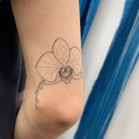 emelia :~) on Instagram: “healed orchid elbow adornment on Jackie 💖 #tattoo #tattoos #tattooflash #flashtattoo #handpoke #handpoked #handpokedtattoo…” Shell Tattoos, Orchid Tattoo, Funky Tattoos, Cute Tats, Hand Poked Tattoo, Hand Poke, Get A Tattoo, Flash Tattoo, Tattoos And Piercings