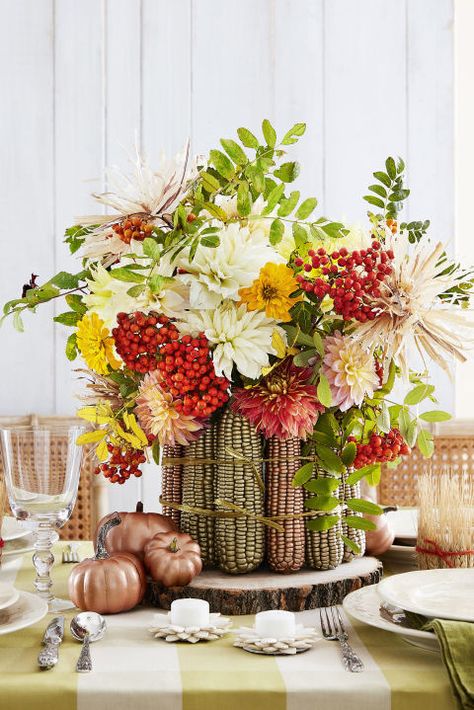 Metallic Maize  Give a plain ol' vase some fall flair with this easy idea. Start by coating roughly 14 cobs of dried corn with metallic gold and copper spray paint. Once dry, hot-glue cobs to the perimeter of a 6-inch round vase. Tie it all together with gold raffia. Fill vase with floral foam and add seasonal flowers as desired. (This sampling includes dahlias, zinnias, and mountain ash berries.) Diy Thanksgiving Centerpieces, Diy Thanksgiving Crafts, Easy Diy Thanksgiving, Fall Centerpieces, Fall Table Centerpieces, Decoration Shabby, Thanksgiving Decorations Diy, Diy Thanksgiving, Thanksgiving Diy