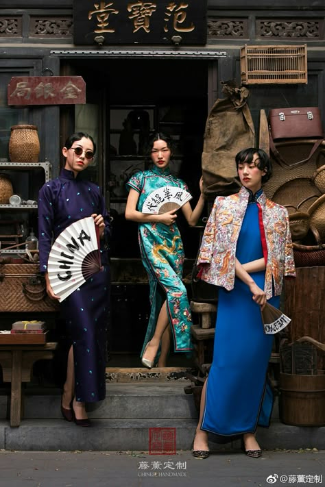 Vintage Chinese Fashion, Old Shanghai Fashion, Cny Photography, Old Shanghai, Shanghai Fashion, Astuces Diy, Fashion Photography Inspiration, China Dress, Chinese Culture