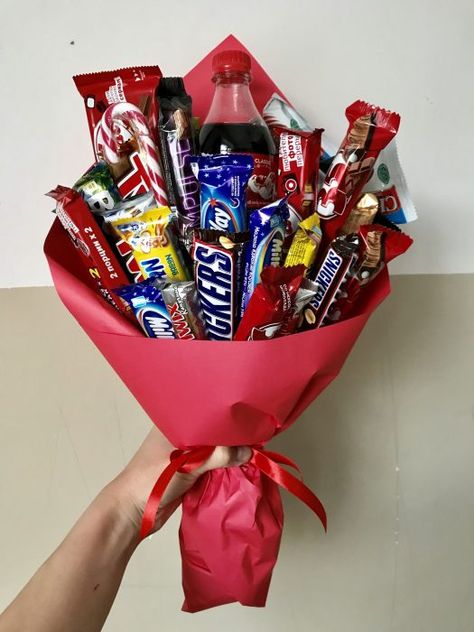 Food Bouquet, Candy Gift Baskets, Chocolate Bouquet Diy, Candy Bouquet Diy, Valentine's Day Gift Baskets, Valentines Gift Box, Crazy Ideas, Diy Gift Baskets, Hari Valentine