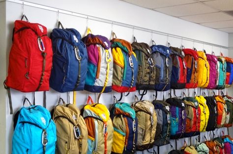 Bag Store Display, Backpack Wall, Stationery Store Design, Backpack Store, Store Shelves Design, Shop Shelving, Clothing Store Interior, Retail Fixtures, Store Design Boutique