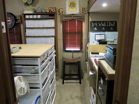 dog room and office #dogroomandoffice Rv Bunkhouse, Rv Living Room, Rv Sofas, Rv Furniture, Small Craft Rooms, Camper Storage, Diy Shed Plans, Rv Living Full Time, Rv Renovations