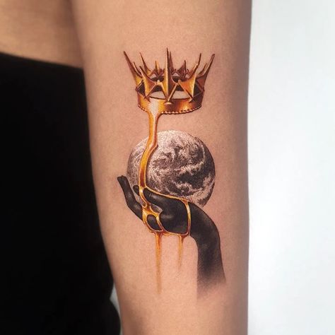 Gold Crown Tattoo, Statues Tattoo, Earth Tattoo Ideas, Mother Earth Tattoo, Gold Tattoo Ink, Cute Thigh Tattoos, Earth Tattoo, Tattoo Gold, Blue Rose Tattoos