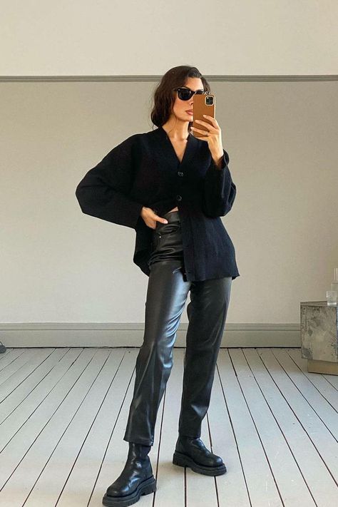 All Black Outfit Ideas, Leather Trousers Outfit, Black Outfit Ideas, Outfit Ideas 2023, Trouser Outfit, All Black Fashion, Monochrome Outfit, Wearing All Black, All Black Looks