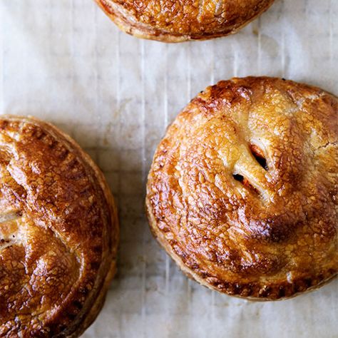 Hand Pies Beef Hand Pies, Handheld Pies, Vegetable Pies, Puff Pastry Apple Pie, Pocket Food, Hobbit Food, Baked Breakfast, Savory Tarts, Apple Puff Pastry