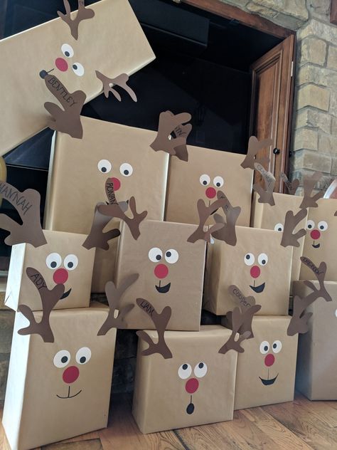 Reindeer Package Wrapping Ideas, Chrismass Decore Ideas Paper, Reindeer Gift Wrapping Ideas, Diy Rudolph Decorations, Reindeer Wrapping Ideas, Fun Christmas Wrapping Ideas For Kids, Christmas Gift Wrapping Ideas For Kids, Christmas Wrapping For Kids, Christmas Wrapping Ideas For Kids