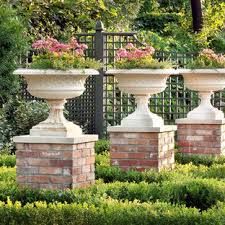 Pedestal Ideas, Garden Pedestal, Classical Garden, Stone Garden Paths, Parterre Garden, Garden Decoration Ideas, Small Front Yard Landscaping, Elegant Garden, Estate Garden