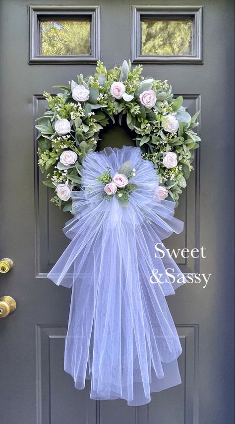 Vencici Za Vrata, Front Yard Wedding Decorations, Easy Outdoor Wedding Decor, Wedding Wreaths For Door Church, Staircase Decoration Wedding, Door Decoration For Wedding, Entryway Wedding Decor, Door Decor For Wedding, Wedding Wreaths For Door